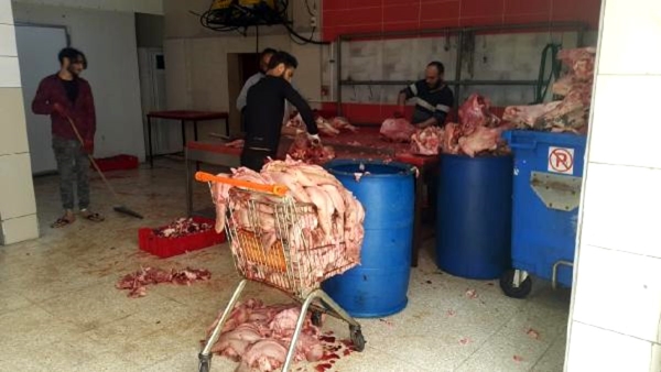 Foto - Mide bulandıran manzara! 'Koronavirüse iyi geliyor' diye vatandaşa yedireceklerdi