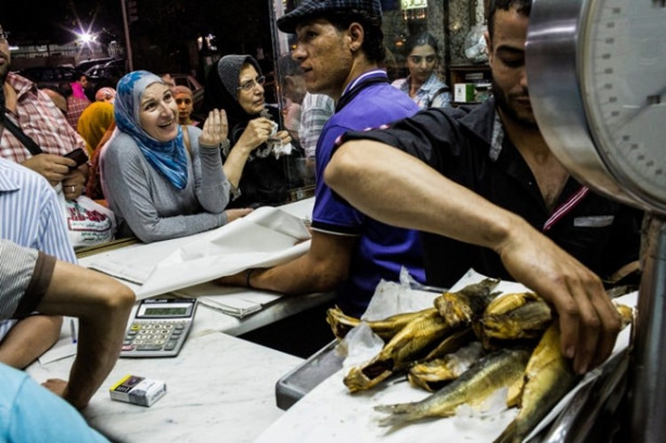 Foto - Mideniz bulanacak ama onlar bayılarak yiyor!