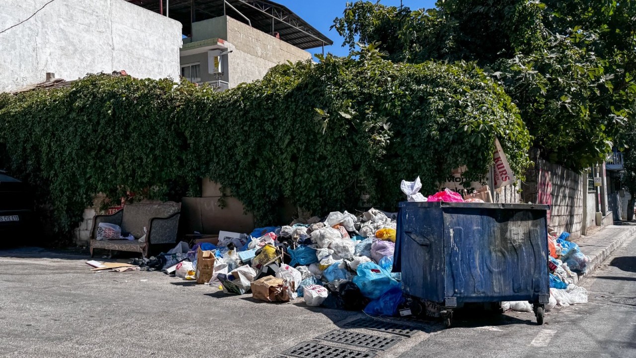 Foto - Mikrop kapan da var bacağında yara çıkan da: CHP’nin çöpleri salgına dönüşüyor