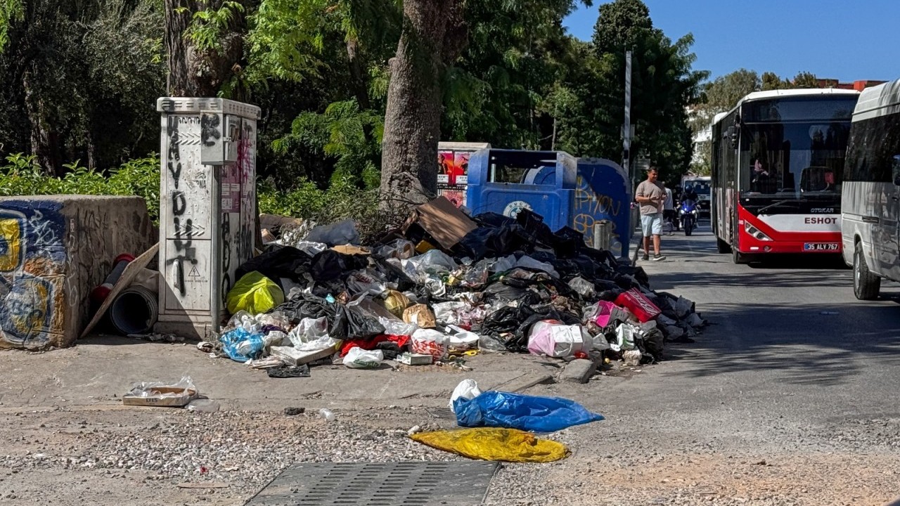 Foto - Mikrop kapan da var bacağında yara çıkan da: CHP’nin çöpleri salgına dönüşüyor