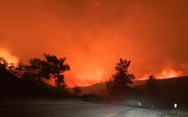 Foto - Milas’ta başlamıştı, Bodrum’a sıçradı! Yangın yerleşim yerlerini tehdit ediyor