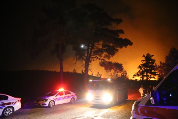 Foto - Milas’ta başlamıştı, Bodrum’a sıçradı! Yangın yerleşim yerlerini tehdit ediyor