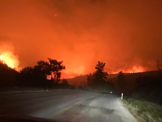 Foto - Milas’ta başlamıştı, Bodrum’a sıçradı! Yangın yerleşim yerlerini tehdit ediyor