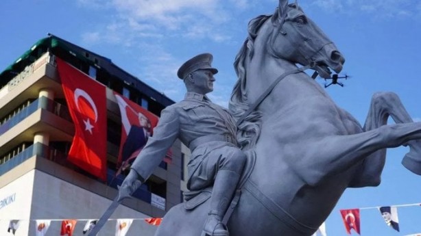 ‘Millet aç aç’ deyip heykel dikiyorlar Bu da CHP’nin vizyon projesi