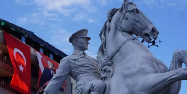 Foto - ‘Millet aç aç’ deyip heykel dikiyorlar Bu da CHP’nin vizyon projesi