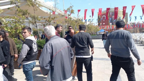 Foto - Millet birbirine girdi, adam uyumaya devam etti