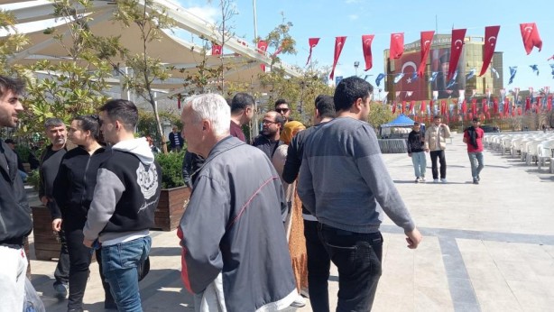 Foto - Millet birbirine girdi, adam uyumaya devam etti