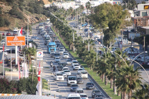 Millet Mersin'e muhalefet tersine! Kilometrelerce araç kuyrukları oluştu