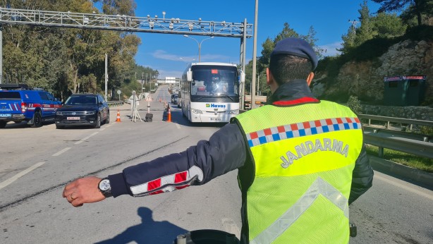 Foto - Millet Mersin'e muhalefet tersine! Kilometrelerce araç kuyrukları oluştu