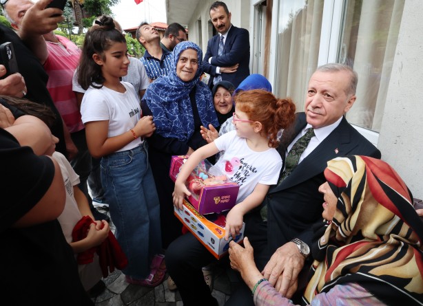 Foto - Milletin adamı Başkan Recep Tayyip Erdoğan'a sevgi seli! Memleketinde komşularıyla buluştu! Vefasını gösterdi...