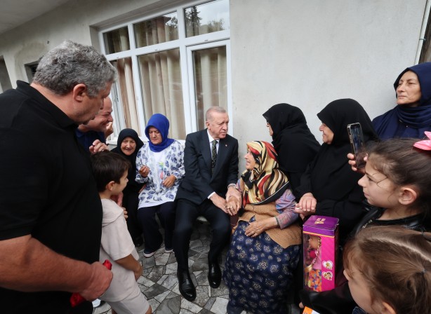 Foto - Milletin adamı Başkan Recep Tayyip Erdoğan'a sevgi seli! Memleketinde komşularıyla buluştu! Vefasını gösterdi...