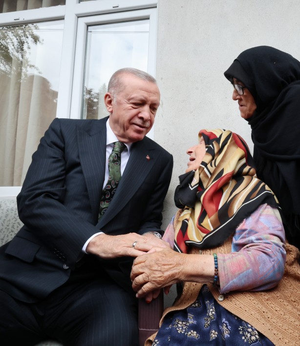 Foto - Milletin adamı Başkan Recep Tayyip Erdoğan'a sevgi seli! Memleketinde komşularıyla buluştu! Vefasını gösterdi...