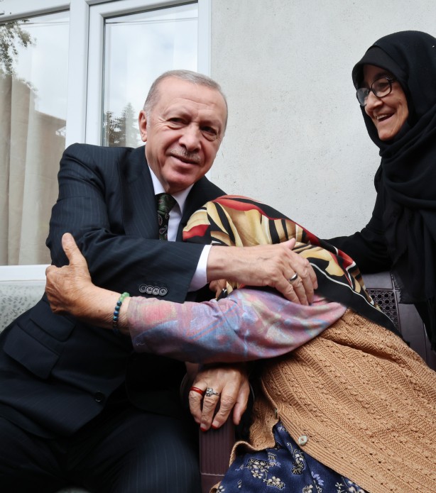 Foto - Milletin adamı Başkan Recep Tayyip Erdoğan'a sevgi seli! Memleketinde komşularıyla buluştu! Vefasını gösterdi...