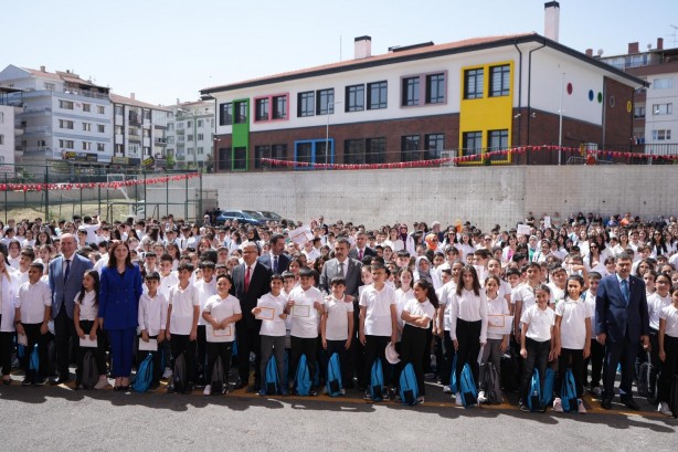 Foto - Milli Eğitim Bakanı Yusuf Tekin, Ankara'da öğrencilere karne dağıttı