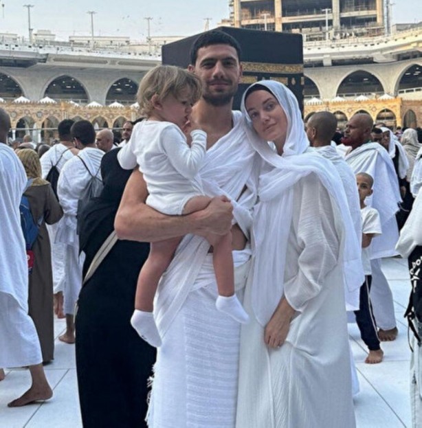 Foto - Milli futbolcu Merih Demiral, eşi ve çocuğuyla umre yaptı! Paylaşımının altına yazılan yorumlar mide bulandırdı! İşte o şok eden sözler