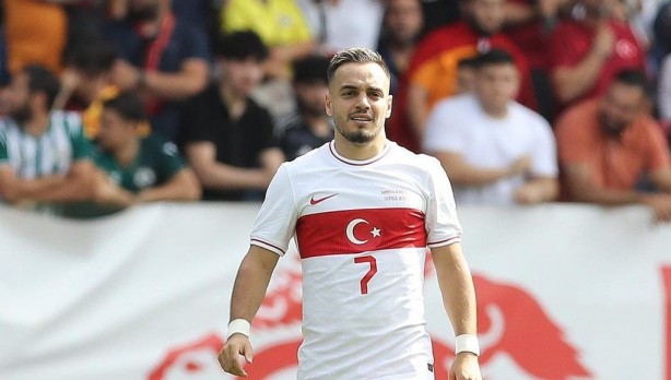Foto - Milli futbolcu Yusuf Sarı’dan, saha kenarında ısınan oyuncularımıza şok sözler! Mikrofonun kayıt yaptığını unuttu, söylediklerini tüm dünya duydu