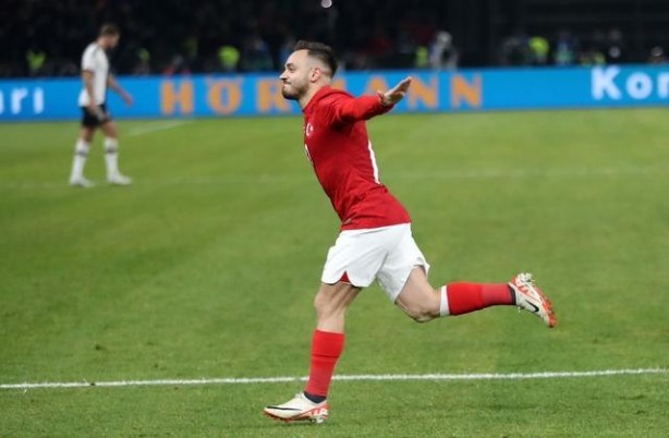 Foto - Milli futbolcu Yusuf Sarı’dan, saha kenarında ısınan oyuncularımıza şok sözler! Mikrofonun kayıt yaptığını unuttu, söylediklerini tüm dünya duydu