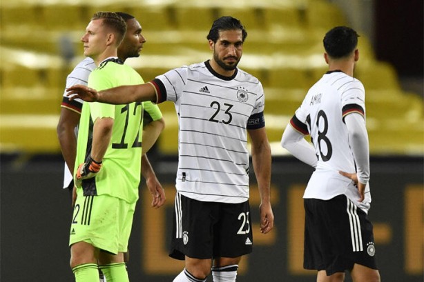 Foto - Milli maçta skandal! Sosyal medya bu görüntüleri konuşuyor