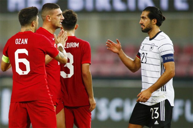 Foto - Milli maçta skandal! Sosyal medya bu görüntüleri konuşuyor