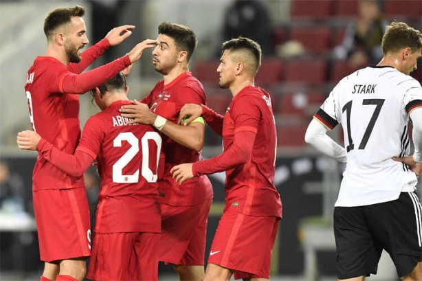 Milli maçta skandal! Sosyal medya bu görüntüleri konuşuyor