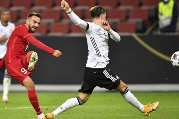 Foto - Milli maçta skandal! Sosyal medya bu görüntüleri konuşuyor