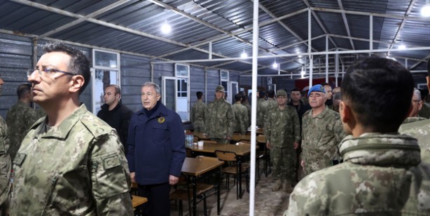 Foto - Milli Savunma Bakanı Akar, ilk iftarı Mehmetçik ile yaptı: Komutanlığı'nda birliklerle ile görüştü