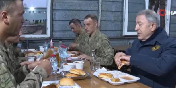 Foto - Milli Savunma Bakanı Akar, ilk iftarı Mehmetçik ile yaptı: Komutanlığı'nda birliklerle ile görüştü