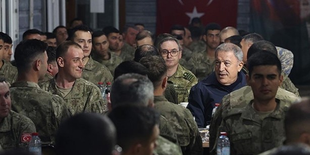 Foto - Milli Savunma Bakanı Akar, ilk iftarı Mehmetçik ile yaptı: Komutanlığı'nda birliklerle ile görüştü