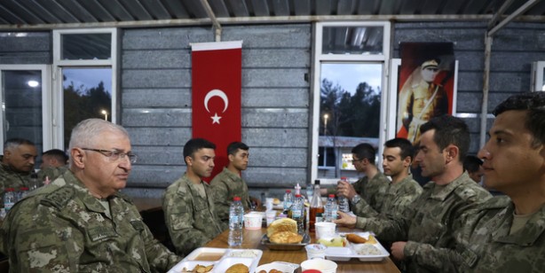 Foto - Milli Savunma Bakanı Akar, ilk iftarı Mehmetçik ile yaptı: Komutanlığı'nda birliklerle ile görüştü