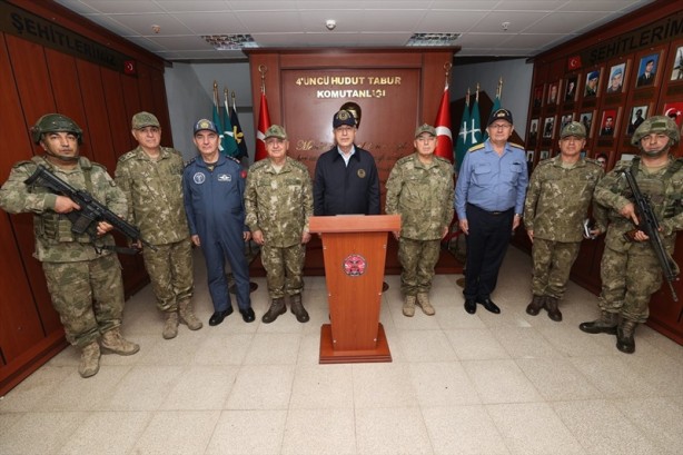 Foto - Milli Savunma Bakanı Hulusi Akar, Dağlıca'daki Mehmetçik ile bayram namazı kıldı