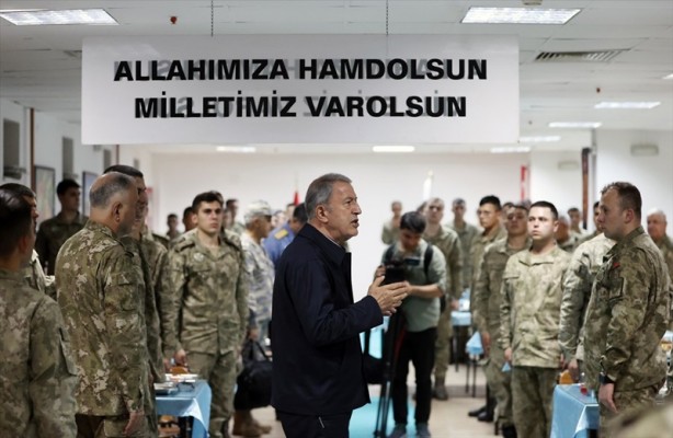 Milli Savunma Bakanı Hulusi Akar, Dağlıca'daki Mehmetçik ile bayram namazı kıldı