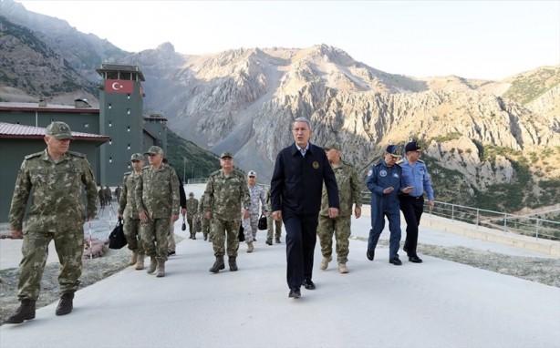 Foto - Milli Savunma Bakanı Hulusi Akar, Dağlıca'daki Mehmetçik ile bayram namazı kıldı