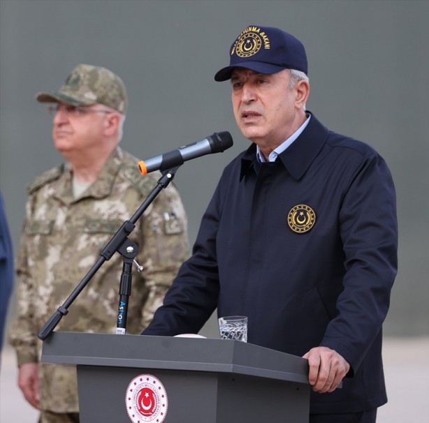 Foto - Milli Savunma Bakanı Hulusi Akar, Dağlıca'daki Mehmetçik ile bayram namazı kıldı