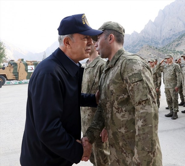 Foto - Milli Savunma Bakanı Hulusi Akar, Dağlıca'daki Mehmetçik ile bayram namazı kıldı