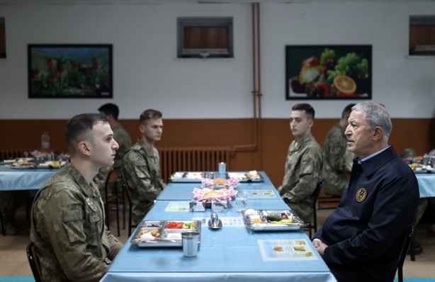 Foto - Milli Savunma Bakanı Hulusi Akar, Dağlıca'daki Mehmetçik ile bayram namazı kıldı
