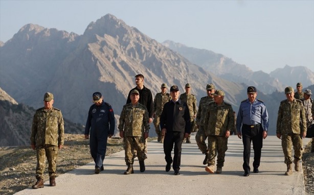 Foto - Milli Savunma Bakanı Hulusi Akar, Dağlıca'daki Mehmetçik ile bayram namazı kıldı