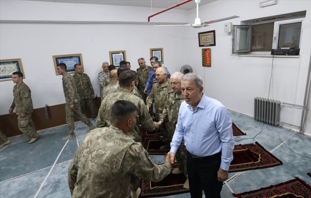 Foto - Milli Savunma Bakanı Hulusi Akar, Dağlıca'daki Mehmetçik ile bayram namazı kıldı