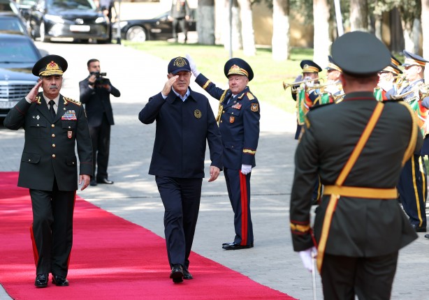 Foto - Milli Savunma Bakanı Hulusi Akar'a Azerbaycan'da "mehter" sürprizi