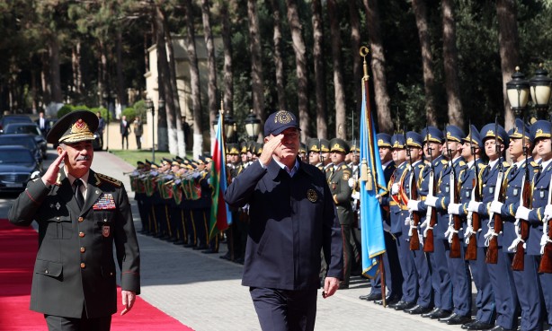 Foto - Milli Savunma Bakanı Hulusi Akar'a Azerbaycan'da "mehter" sürprizi