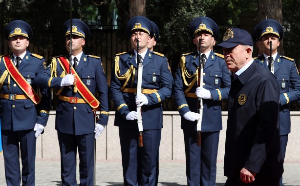 Foto - Milli Savunma Bakanı Hulusi Akar'a Azerbaycan'da "mehter" sürprizi