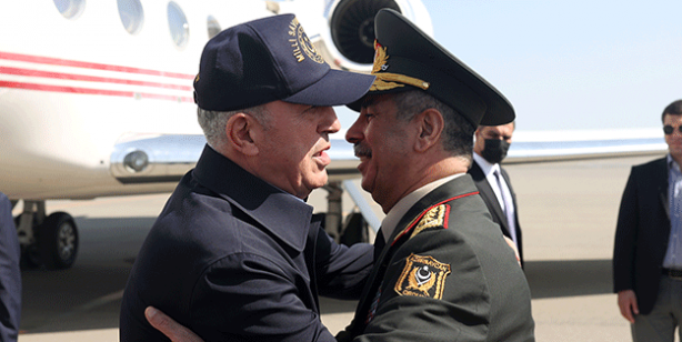 Milli Savunma Bakanı Hulusi Akar'a Azerbaycan'da "mehter" sürprizi