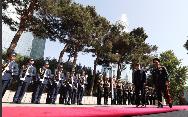 Foto - Milli Savunma Bakanı Hulusi Akar'a Azerbaycan'da "mehter" sürprizi