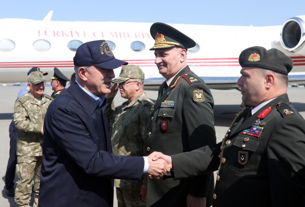 Foto - Milli Savunma Bakanı Hulusi Akar'a Azerbaycan'da "mehter" sürprizi