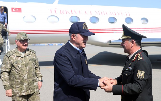 Foto - Milli Savunma Bakanı Hulusi Akar'a Azerbaycan'da "mehter" sürprizi