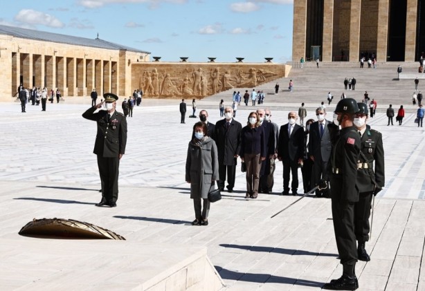 Foto - 'Milli Şef' unutuldu! İsmet İnönü'yü bakın kaç kişi andı!