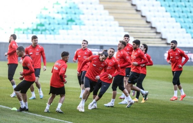 Foto - Milli takımda bomba iddia ortaya çıktı! Aylık 500 bin TL istedi odadan kovuldu...