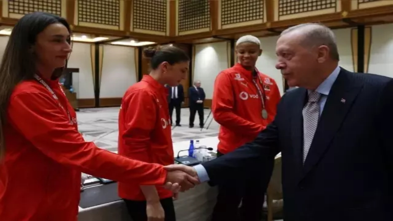 Foto - Milli voleybolcu İlkin Aydın’ın Erdoğan’a tavrı tepki çekmişti! Babası bakın ne iş yapıyormuş