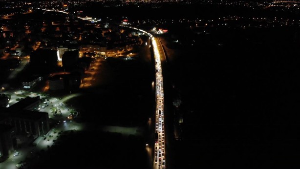 Milyonlar dönüş yolunda! Kırıkkale'de trafik kilitlendi