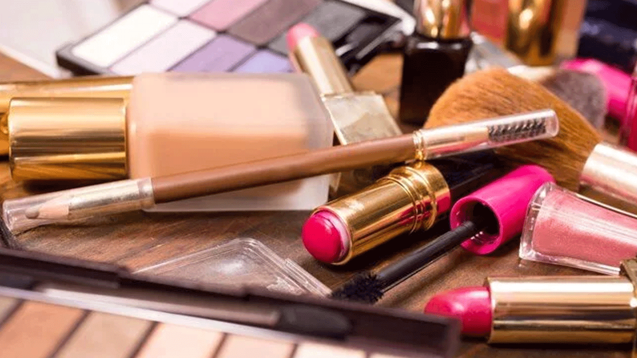 Milyonlarca kişi ekmek bulamazken makyaja servet akıyor! En çok boya süren ülkeler belli oldu