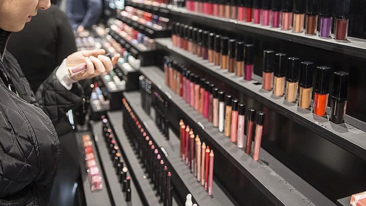 Foto - Milyonlarca kişi ekmek bulamazken makyaja servet akıyor! En çok boya süren ülkeler belli oldu